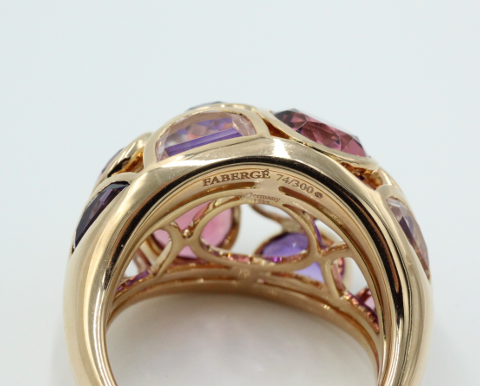 18 kt gouden ring gemerkt en genummerd Fabergé 74/300. De ring is gezet met Tourmalijnen, Quartz en Amethisten. 13 gram