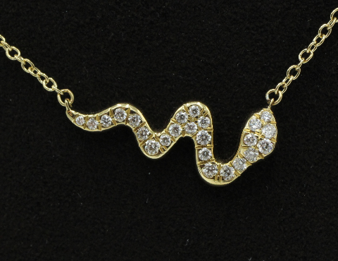 Een 18 kt geelgouden collier met hanger in de vorm van een slang, waarin 0.20  ct aan briljantjes. Merk Piero Milano