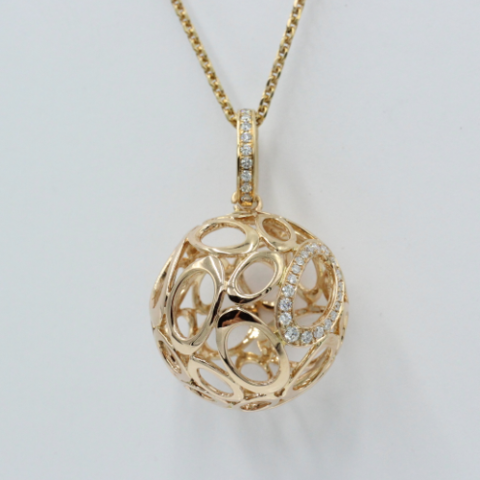 18 kt rosé gouden hanger, Een opengewerkte gouden bol , bezet met briljanten. 23 mm doorsnede. 10.7 gram. Het collier is apart verkrijgbaar. Vervaardigd door Victor Mayer
