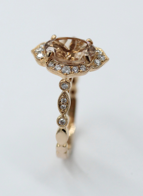 18 kt rosé gouden ring met een Morganiet van 2.66 ct en 0.31 ct aan briljanten . 5 gram Steengrootte is 10 bij 8 mm
