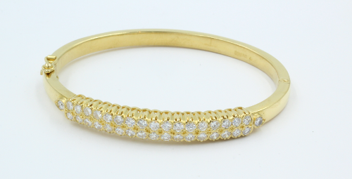 22 kt gouden armband , kleine model voor polsmaat 46 bij 56 mm, met daarin 34 briljanten totaal 2.02 karaat. Boven zijde 6 mm breed