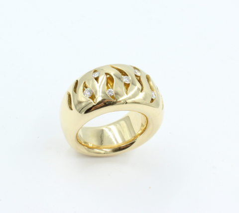 Een zware zeer brede ring met opengewerkte bovenzijde waarin 8 briljanten . De ring weegt maar liefst 31.4 gram en is 14 mm breed