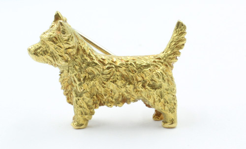 Een 18 kt geelgouden West Highland terrier , vervaardigd in Engeland. 16.7 gram 