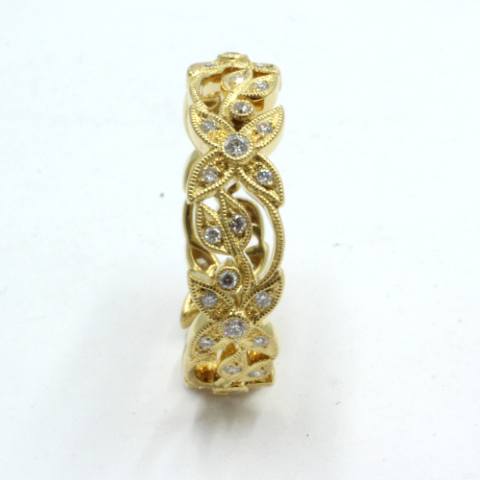 florale ring uitgevoerd in 18 karaats goud
