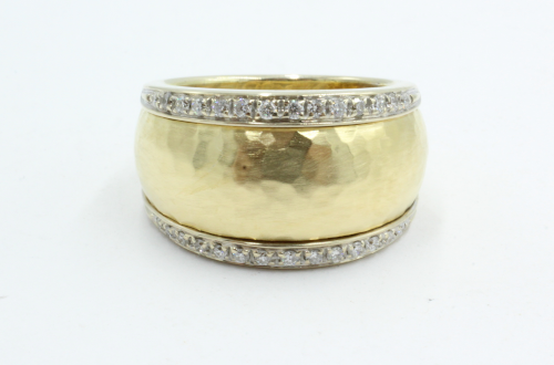 18krt gouden ring, gehamerd, met aan de zijkant een witgouden smalle ring met briljant gezet (0.29karaat)