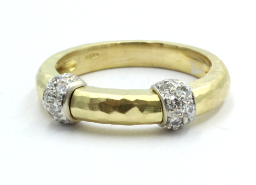 18 karaats gouden smalle gehamerde ring met twee witgouden bontjes, met briljant gezet.